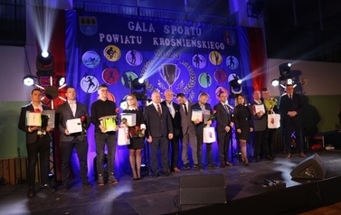 Zdjęcie grupowe nominowanych sportowc&oacute;w z Gminy Chork&oacute;wka oraz przedstawiciele władzy powiatowej i gminnej. 