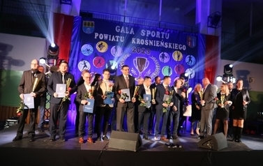 Zdjęcie grupowe nominowanych sportowc&oacute;w z Gminy Chork&oacute;wka oraz przedstawiciele władzy powiatowej i gminnej. 