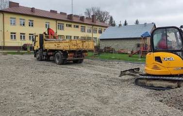 Zdjęcia z prac przy budowie boisk. 