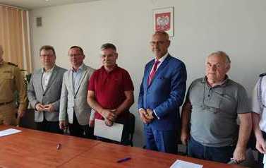 Spotkanie informacyjne przedstawicieli rządu oraz władz gminnych a także strażak&oacute;w, dotyczące przyznanych środk&oacute;w finansowych. 