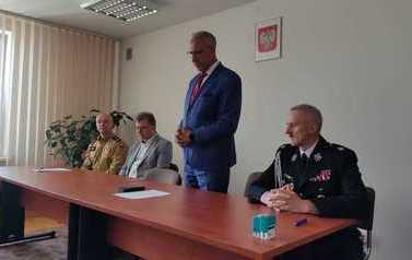 Spotkanie informacyjne przedstawicieli rządu oraz władz gminnych a także strażak&oacute;w, dotyczące przyznanych środk&oacute;w finansowych. 