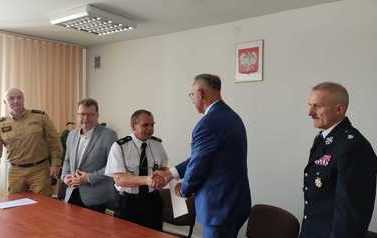 Spotkanie informacyjne przedstawicieli rządu oraz władz gminnych a także strażak&oacute;w, dotyczące przyznanych środk&oacute;w finansowych. 
