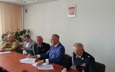 Spotkanie informacyjne przedstawicieli rządu oraz władz gminnych a także strażak&oacute;w, dotyczące przyznanych środk&oacute;w finansowych. 