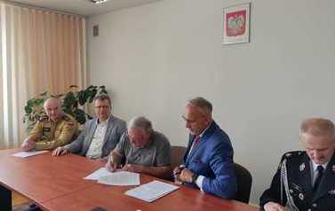 Spotkanie informacyjne przedstawicieli rządu oraz władz gminnych a także strażak&oacute;w, dotyczące przyznanych środk&oacute;w finansowych. 