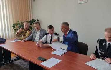 Spotkanie informacyjne przedstawicieli rządu oraz władz gminnych a także strażak&oacute;w, dotyczące przyznanych środk&oacute;w finansowych. 