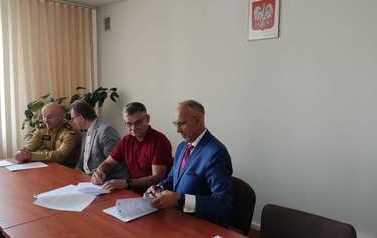 Spotkanie informacyjne przedstawicieli rządu oraz władz gminnych a także strażak&oacute;w, dotyczące przyznanych środk&oacute;w finansowych. 