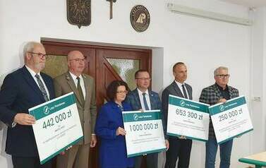 Wręczenie promesy. Przedstawiciele Las&oacute;w Państwowych, władzy państwowej i samorządowej. 