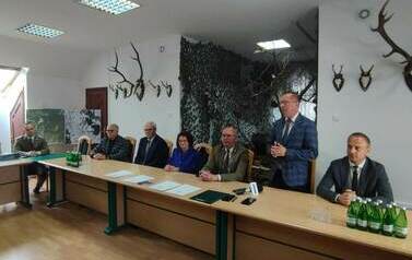 Wręczenie promesy. Przedstawiciele Las&oacute;w Państwowych, władzy państwowej i samorządowej. 