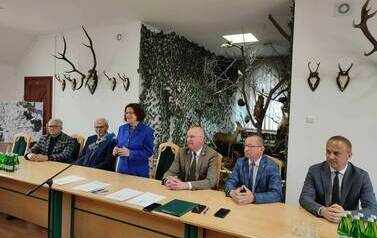 Wręczenie promesy. Przedstawiciele Las&oacute;w Państwowych, władzy państwowej i samorządowej. 