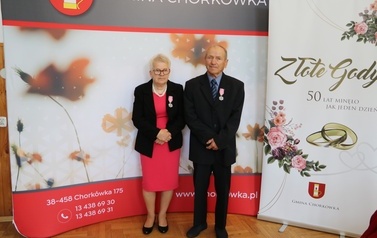 Zdjęcie pary małżeńskiej odznaczonej medalem. 