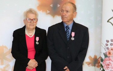 Zdjęcie pary małżeńskiej odznaczonej medalem. 