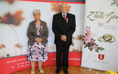 Zdjęcie pary małżeńskiej odznaczonej medalem. 