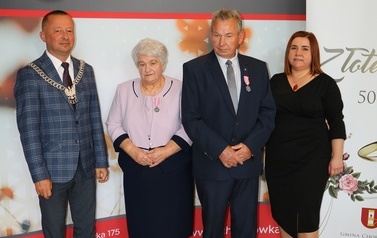 Zdjęcie pary małżeńskiej odznaczonej medalem. 