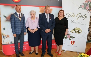 Zdjęcie pary małżeńskiej odznaczonej medalem. 