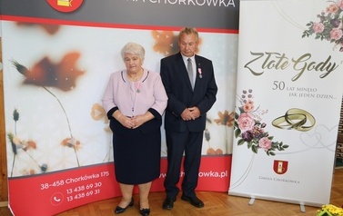 Zdjęcie pary małżeńskiej odznaczonej medalem. 