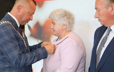 Wręczenie medalu. 