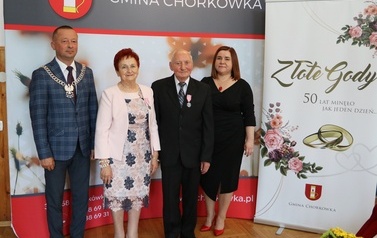 Zdjęcie pary małżeńskiej odznaczonej medalem. 