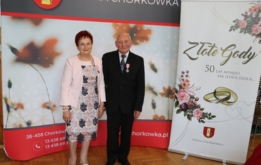 Zdjęcie pary małżeńskiej odznaczonej medalem. 
