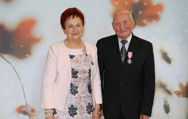 Zdjęcie pary małżeńskiej odznaczonej medalem. 