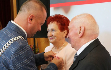 Wręczenie medalu. 