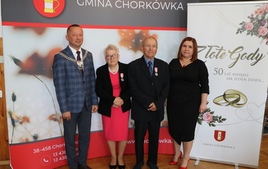 Zdjęcie pary małżeńskiej odznaczonej medalem. 