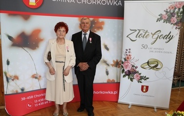 Zdjęcie pary małżeńskiej odznaczonej medalem. 