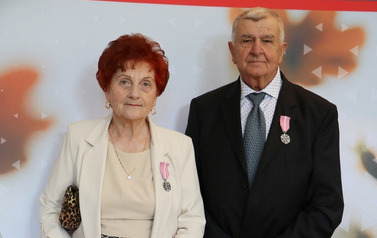 Zdjęcie pary małżeńskiej odznaczonej medalem. 