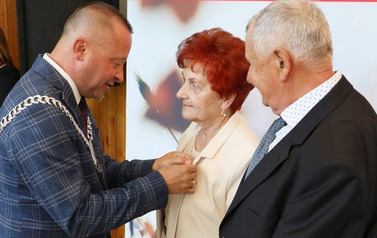 Wręczenie medalu. 