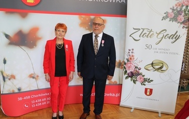 Zdjęcie pary małżeńskiej odznaczonej medalem. 