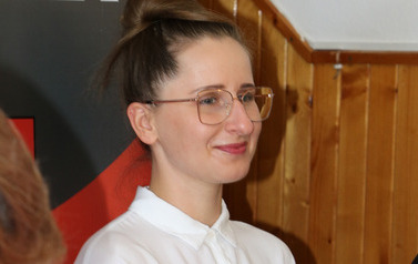 Zdjęcie pracownika Urzędu pomagającego w organizacji. 
