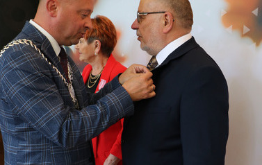 Wręczenie medalu. 