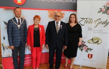 Zdjęcie pary małżeńskiej odznaczonej medalem. 