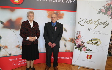 Zdjęcie pary małżeńskiej odznaczonej medalem. 