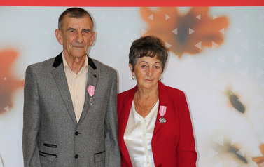 Zdjęcie pary małżeńskiej odznaczonej medalem. 