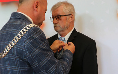 Wręczenie medalu. 