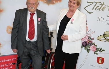 Zdjęcie pary małżeńskiej odznaczonej medalem. 