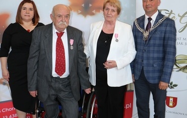 Zdjęcie pary małżeńskiej odznaczonej medalem. 
