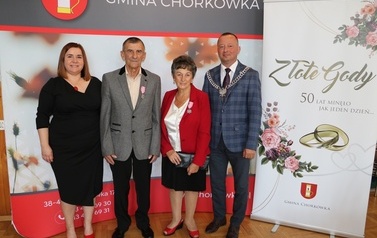 Zdjęcie pary małżeńskiej odznaczonej medalem. 