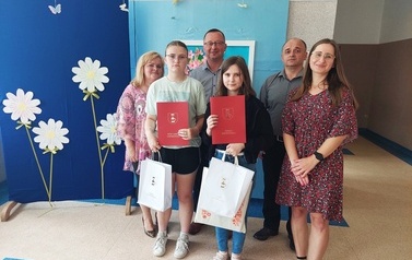 Zdjęcie laureat&oacute;w podczas wręczania nagr&oacute;d. 