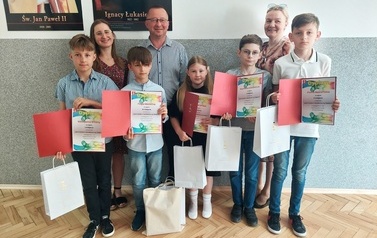 Zdjęcie laureat&oacute;w podczas wręczania nagr&oacute;d. 