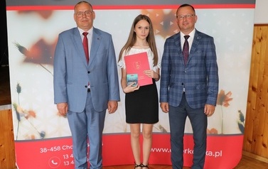 Zdjęcie ucznia z przedstawicielami gminy i dyrektorem. 