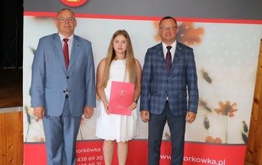 Zdjęcie ucznia z przedstawicielami gminy i dyrektorem. 