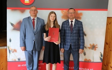 Zdjęcie ucznia z przedstawicielami gminy i dyrektorem. 