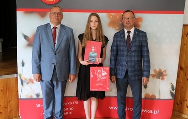 Zdjęcie ucznia z przedstawicielami gminy i dyrektorem. 