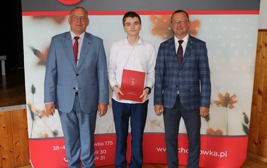 Zdjęcie ucznia z przedstawicielami gminy i dyrektorem. 