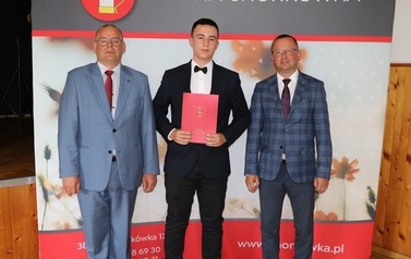 Zdjęcie ucznia z przedstawicielami gminy i dyrektorem. 