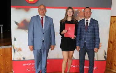 Zdjęcie ucznia z przedstawicielami gminy i dyrektorem. 