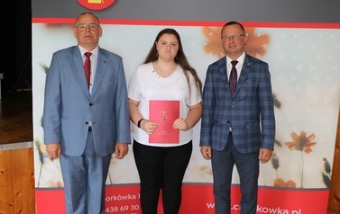 Zdjęcie ucznia z przedstawicielami gminy i dyrektorem. 