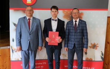 Zdjęcie ucznia z przedstawicielami gminy i dyrektorem. 