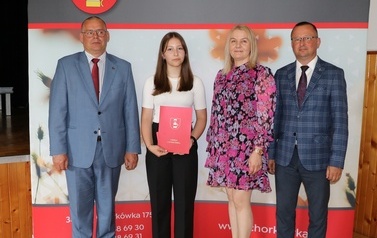 Zdjęcie ucznia z przedstawicielami gminy i dyrektorem. 
